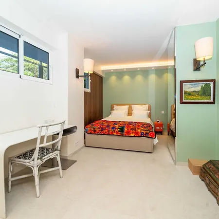 Charming Apartment- Ac -3br-6p- Apartmán